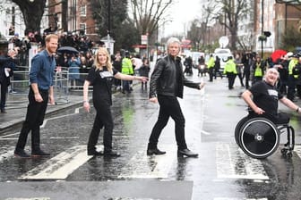 Jon Bon Jovi und Prinz Harry mit Mitgliedern des Invictus-Games-Chors auf dem berühmten Zebrastreifen vor den Abbey Road Studios.