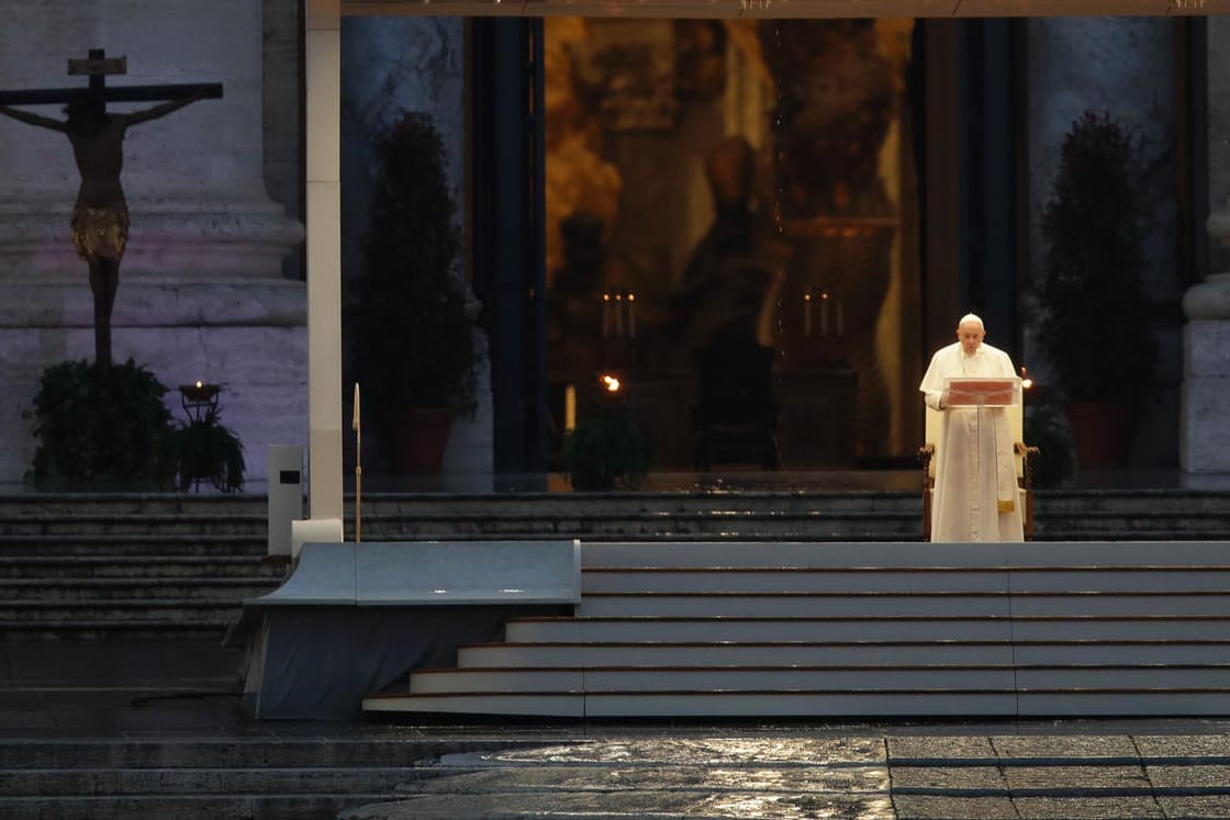Der Papst spendet den Segen "Urbi et Orbi": In der Corona-Krise sind alle vereint, sagt das Oberhaupt der katholischen Kirche auf dem menschenleeren Petersplatz am Freitagabend.