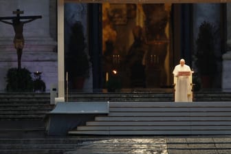 Der Papst spendet den Segen "Urbi et Orbi": In der Corona-Krise sind alle vereint, sagt das Oberhaupt der katholischen Kirche auf dem menschenleeren Petersplatz am Freitagabend.