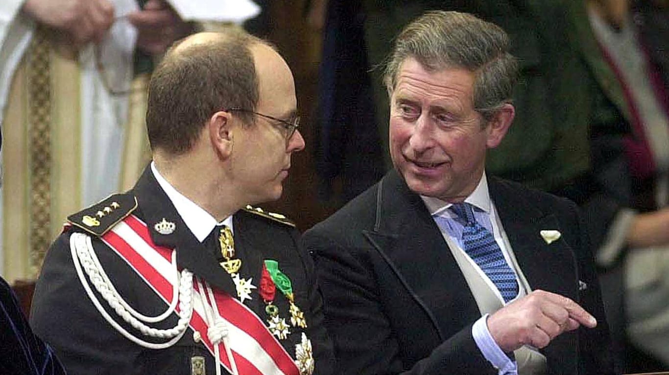 Ein Gespräch der beiden aus dem Jahr 1999: So nah sollen sich Fürst Albert II. von Monaco und Prinz Charles zuletzt nicht gekommen sein.