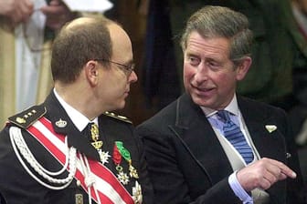 Ein Gespräch der beiden aus dem Jahr 1999: So nah sollen sich Fürst Albert II. von Monaco und Prinz Charles zuletzt nicht gekommen sein.