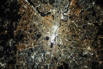 London aus dem Weltall: Am Samstag soll jeweils um 20.30 Uhr überall das Licht ausgehen. (Symbolfoto)