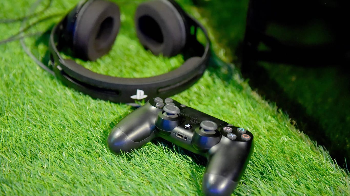Virtueller Ersatz für den "echten" Fußball: Die Playstation.