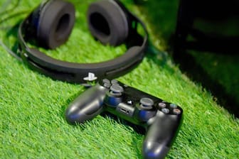 Virtueller Ersatz für den "echten" Fußball: Die Playstation.