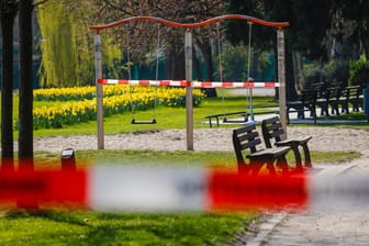 Gesperrter Spielplatz in Essen: Die strengen Maßnahmen sollen laut Kanzleramt mindestens bis zum 20. April gelten.