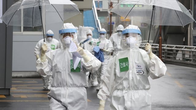 Mediziner kommen zu ihrer Schicht im Dongsan-Krankenhaus. Mediziner kommen zu ihrer Schicht im Dongsan-Krankenhaus.