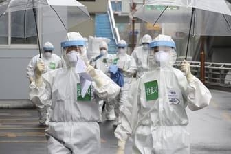 Mediziner kommen zu ihrer Schicht im Dongsan-Krankenhaus.