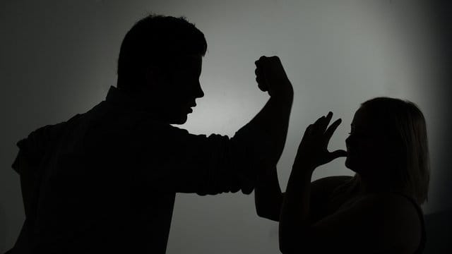 Während der Ausgangsbeschränkungen könnte es zu mehr häuslicher Gewalt kommen. Während der Ausgangsbeschränkungen könnte es zu mehr häuslicher Gewalt kommen.