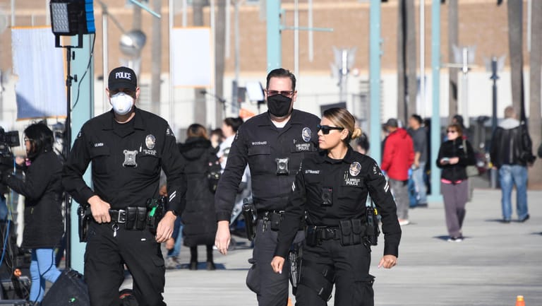 Polizisten in Los Angeles: Die Zahl der Infizierten steigt in den USA rasant an.