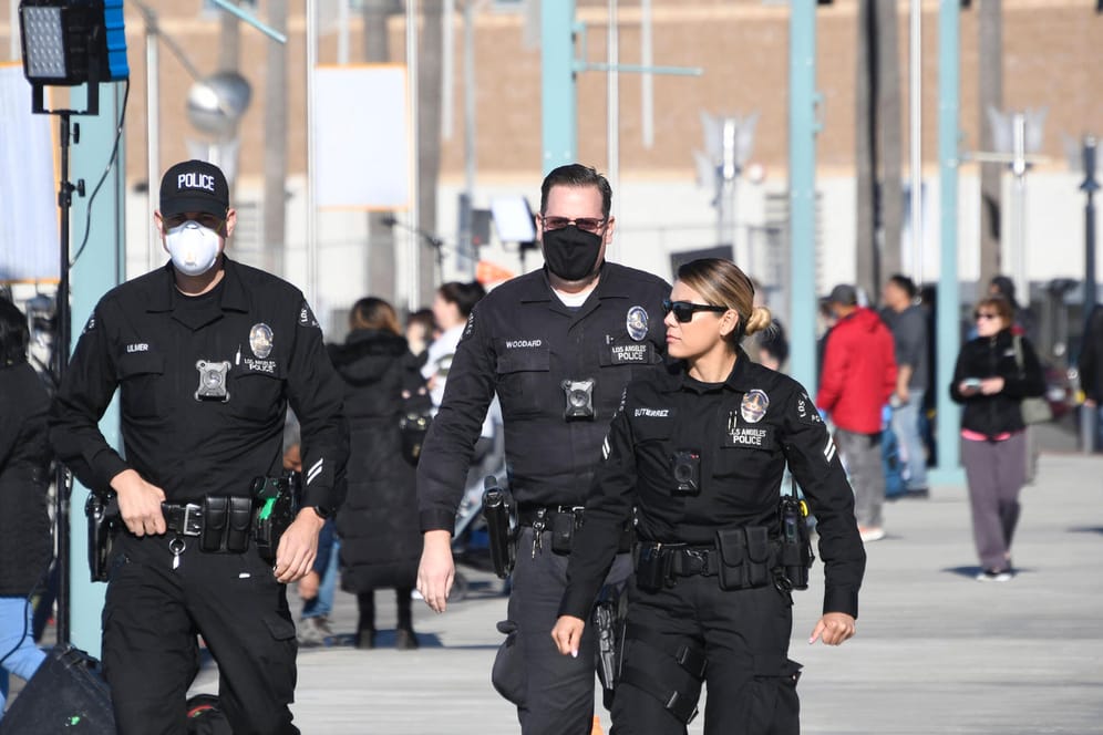 Polizisten in Los Angeles: Die Zahl der Infizierten steigt in den USA rasant an.