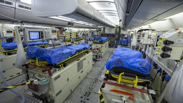 Wegen der dramatischen Notlage norditalienischer Krankenhäuser in der Coronavirus-Krise fliegt die Luftwaffe Patienten nach Deutschland aus. Wegen der dramatischen Notlage norditalienischer Krankenhäuser in der Coronavirus-Krise fliegt die Luftwaffe Patienten nach Deutschland aus.