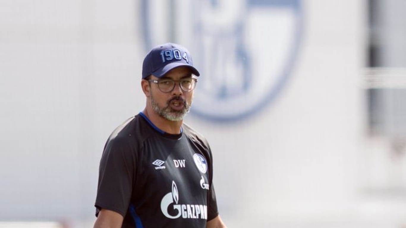Schalke-Trainer David Wagner bringt die Spieler in deren eigenen Wänden zum Schwitzen.