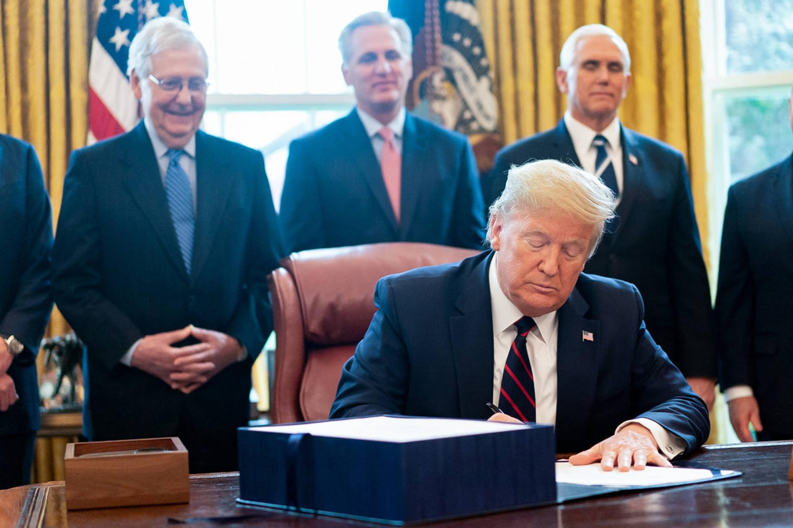 US-Präsident Trump und Regierungsmitglieder: Maximal zehn Menschen dürfen sich derzeit in einer Gruppe zusammenfinden. Dies soll die Ausbreitung des neuartigen Coronavirus eindämmen.
