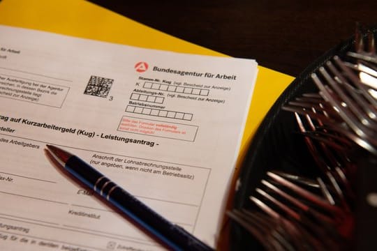 Die Bundesagentur für Arbeit (BA) hält sich in der Corona-Krise für finanziell ausreichend gewappnet.