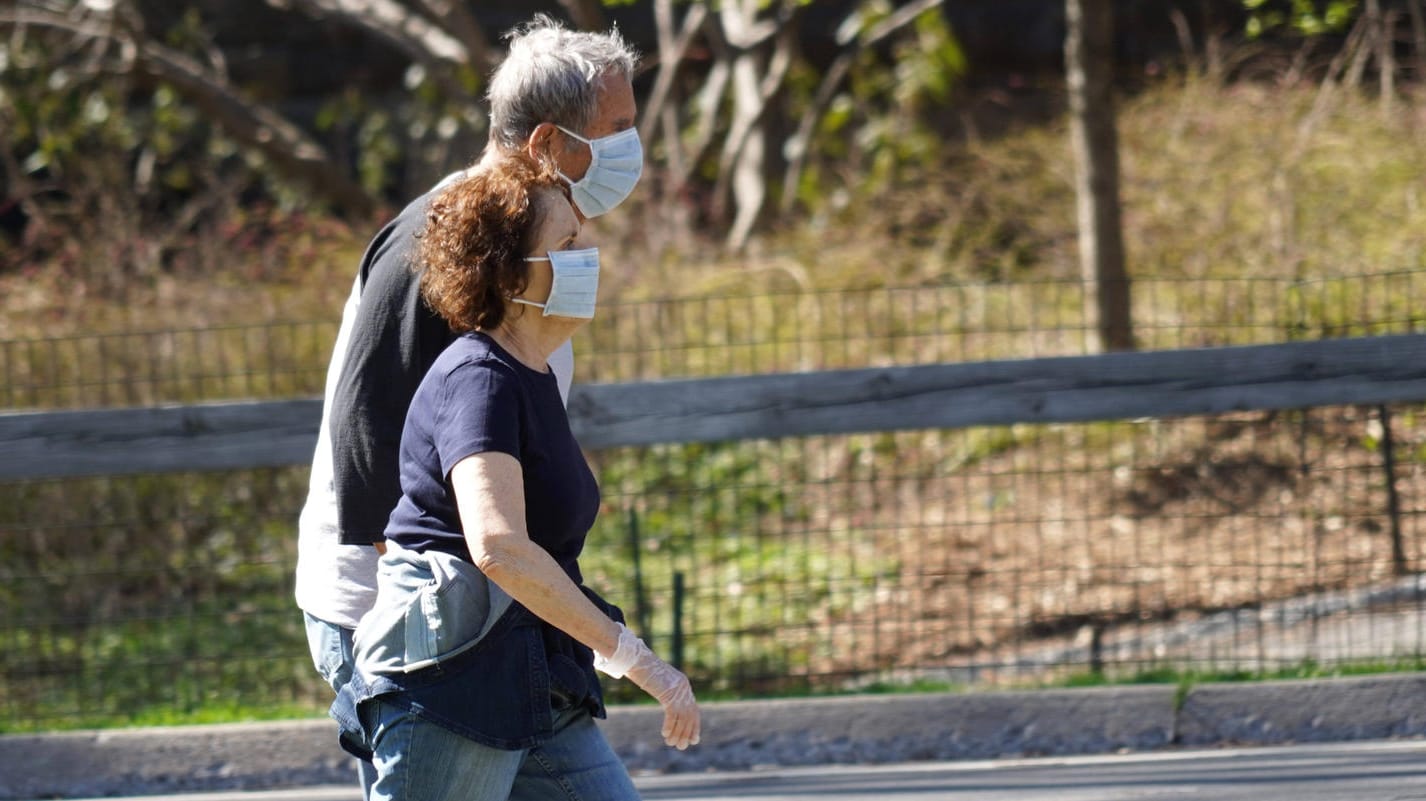 Ein älteres Paar im New Yorker Central Park: Die Metropole ist ein Coronavirus-Hotspot in den USA.