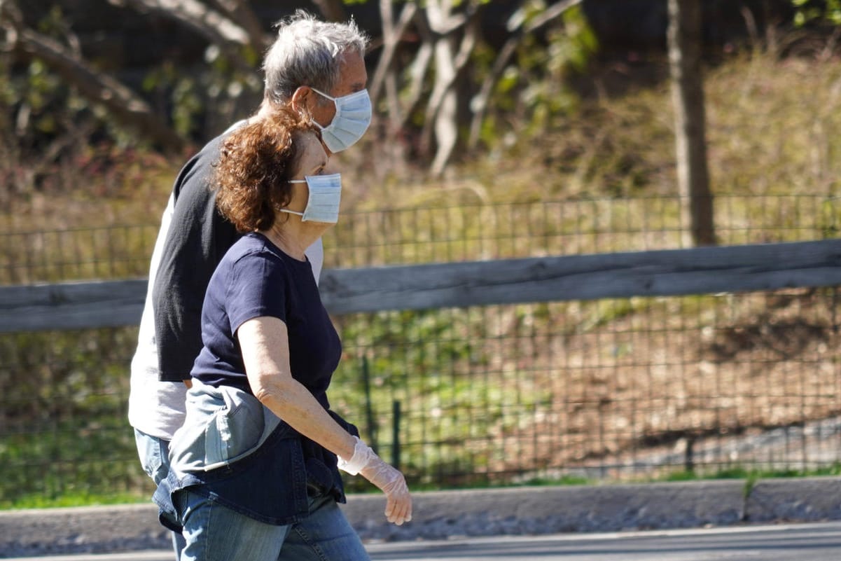 Ein älteres Paar im New Yorker Central Park: Die Metropole ist ein Coronavirus-Hotspot in den USA.