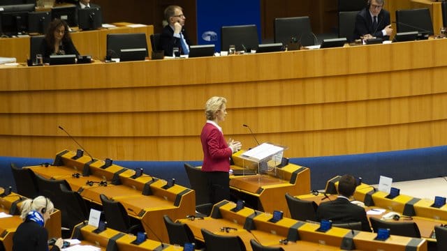 EU-Kommissionspräsidentin Ursula von der Leyen (CDU) bei einer Plenarsitzung des Europäischen Parlaments. EU-Kommissionspräsidentin Ursula von der Leyen (CDU) bei einer Plenarsitzung des Europäischen Parlaments.