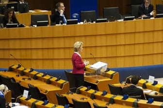 EU-Kommissionspräsidentin Ursula von der Leyen (CDU) bei einer Plenarsitzung des Europäischen Parlaments.