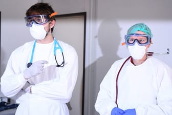 Mediziner mit Schutzmasken in Tübingen: Die Masken sind in der Coronakrise weltweit rar und begehrt.