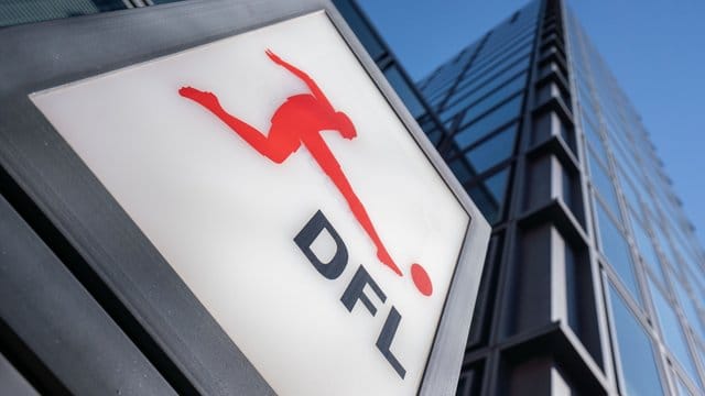 Die 36 Profi-Clubs treffen sich am Dienstag zu einer Mitgliederversammlung der Deutschen Fußball Liga. Die 36 Profi-Clubs treffen sich am Dienstag zu einer Mitgliederversammlung der Deutschen Fußball Liga.