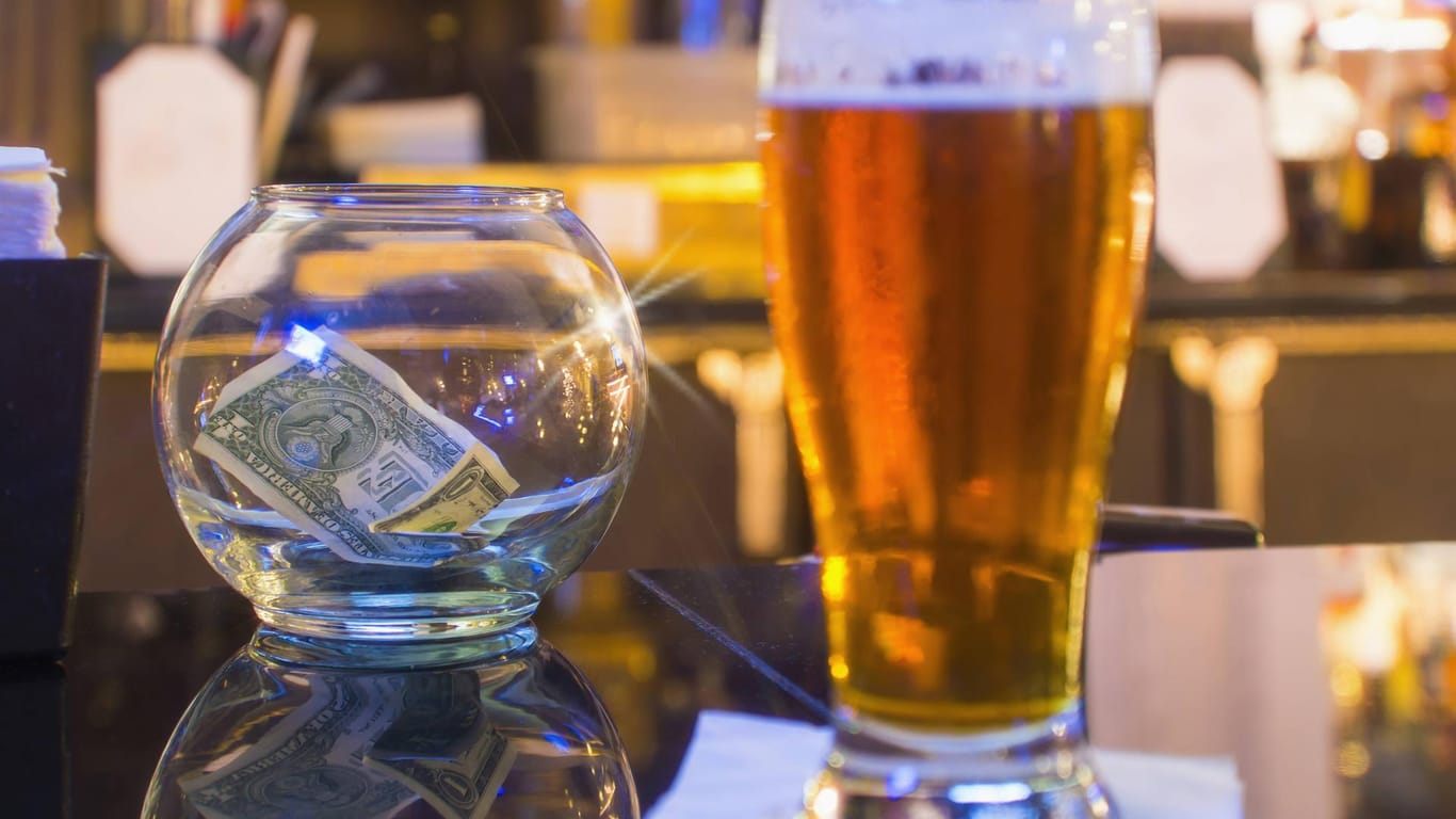 Trinkgeld in einer amerikanischen Bar: Ein Gast in Florida hat jedem Mitarbeiter rund 500 US-Dollar Trinkgeld geschenkt. Wegen der Corona-Krise muss das Restaurant schließen.