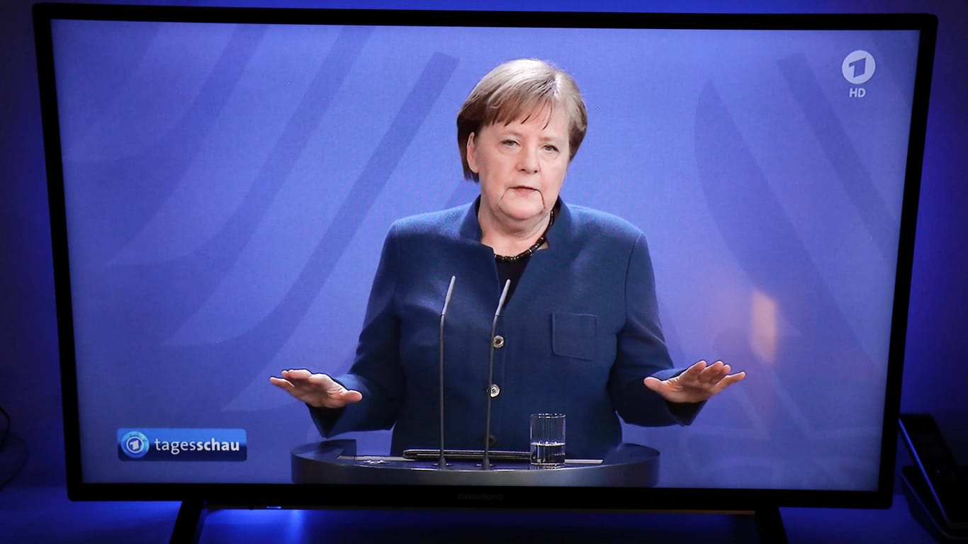 Fernsehansprache von Angela Merkel (Archivbild): Die Bundeskanzlerin rief in ihrer jüngsten Podcast-Folge dazu auf, geduldig zu sein. Die Maßnahmen müssten fortgesetzt werden, um Leben zu retten.