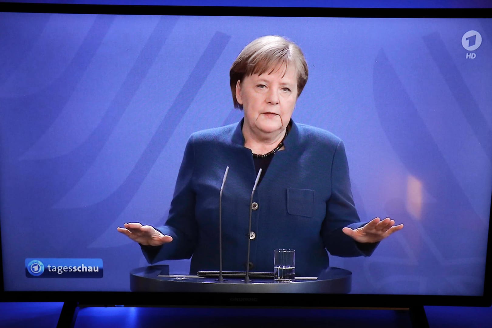 Fernsehansprache von Angela Merkel (Archivbild): Die Bundeskanzlerin rief in ihrer jüngsten Podcast-Folge dazu auf, geduldig zu sein. Die Maßnahmen müssten fortgesetzt werden, um Leben zu retten.