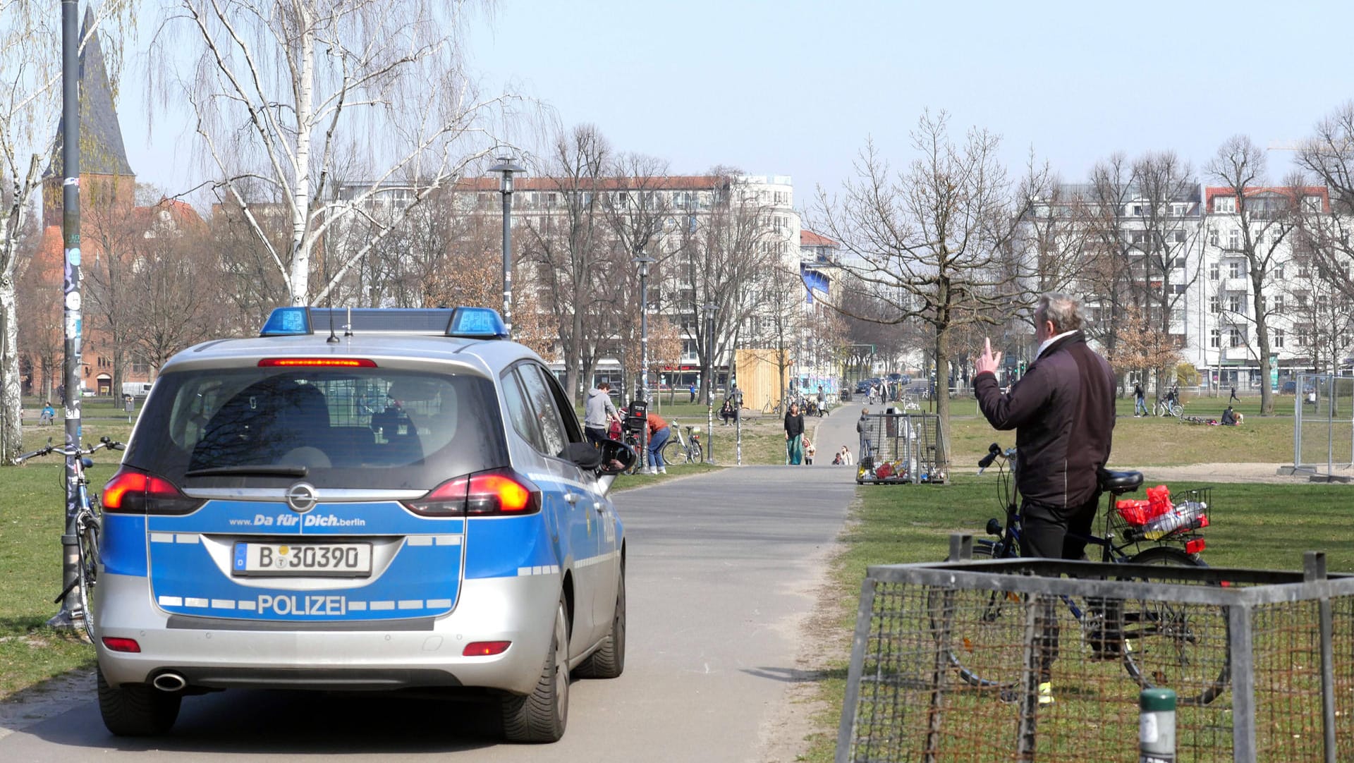 Polizeistreife im Berliner Volkspark Friedrichshain: Länger auf einer Bank in der Sonne sitzen oder picknicken im Park ist derzeit nicht erlaubt. Polizeistreife im Berliner Volkspark Friedrichshain: Länger auf einer Bank in der Sonne sitzen oder picknicken im Park ist derzeit nicht erlaubt.