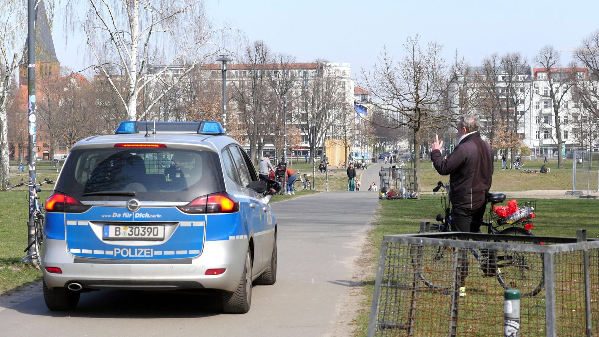 Polizeistreife im Berliner Volkspark Friedrichshain: Länger auf einer Bank in der Sonne sitzen oder picknicken im Park ist derzeit nicht erlaubt.