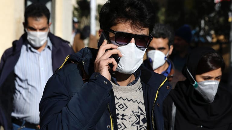 Menschen mit Atemschutzmasken im Iran: Das Land ist von der Coronavirus-Pandemie besonders stark betroffen.