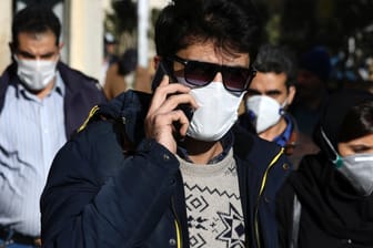 Menschen mit Atemschutzmasken im Iran: Das Land ist von der Coronavirus-Pandemie besonders stark betroffen.