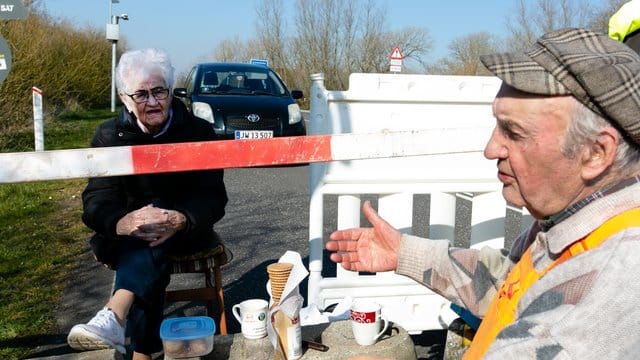 Karsten Tüchsen Hansen (r) und die Dänin Inga Rasmussen treffen sich am deutsch-dänischen Grenzübergang. Karsten Tüchsen Hansen (r) und die Dänin Inga Rasmussen treffen sich am deutsch-dänischen Grenzübergang.