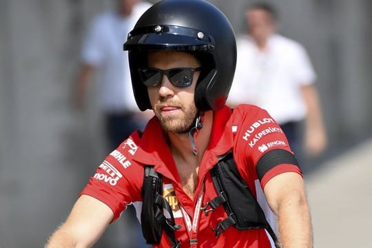 Nutzt die Formel-1-Pause zum Basteln am Motorrad: Ferrari-Pilot Sebastian Vettel.