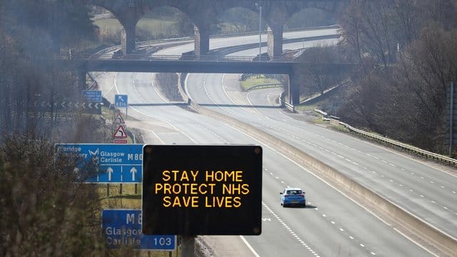 Eine digitale Anzeigentafel an einer Autobahn appelliert an die Fahrer, möglichst zu Hause zu bleiben. Eine digitale Anzeigentafel an einer Autobahn appelliert an die Fahrer, möglichst zu Hause zu bleiben.