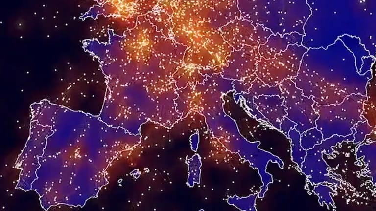 Die Lichtpunkte spiegeln den Flugverkehr über Europa wider.