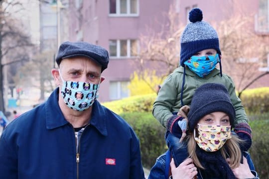 Eine Familie geht in Berlin-Friedenau spazieren.