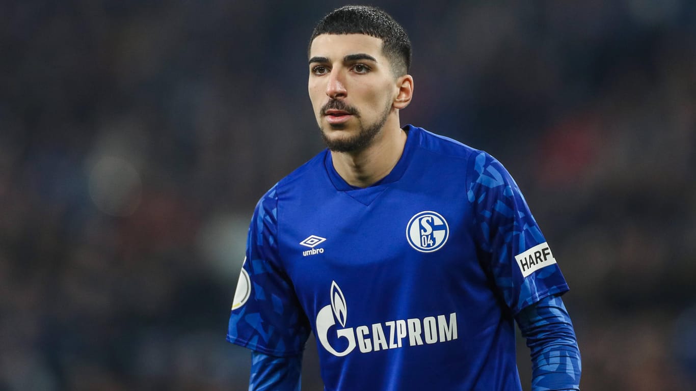 Im Einsatz an der Konsole: Schalke-Star Nassim Boujellab.