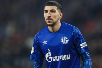 Im Einsatz an der Konsole: Schalke-Star Nassim Boujellab.
