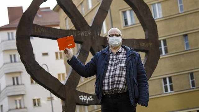 Teilnehmer einer Demonstration in Berlin für Verfassung, Grundgesetz, sowie vollständige Demokratie bei der Einsetzung neuer Wirtschaftsgesetze.