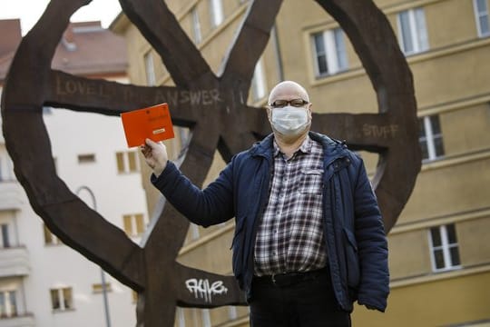 Teilnehmer einer Demonstration in Berlin für Verfassung, Grundgesetz, sowie vollständige Demokratie bei der Einsetzung neuer Wirtschaftsgesetze.
