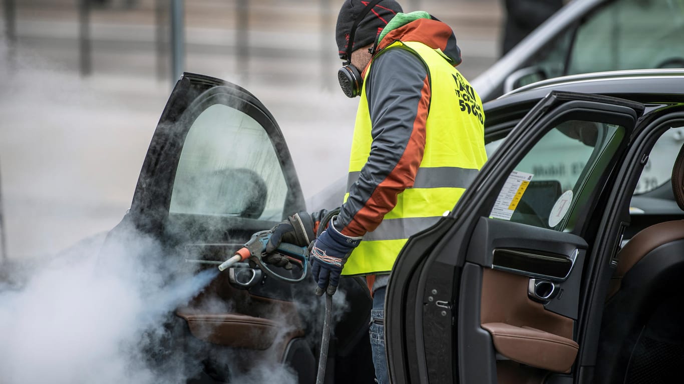 Stockholm: Ein Taxifahrer säubert sein Taxi, um sich vor einer möglichen Infektion zu schützen.