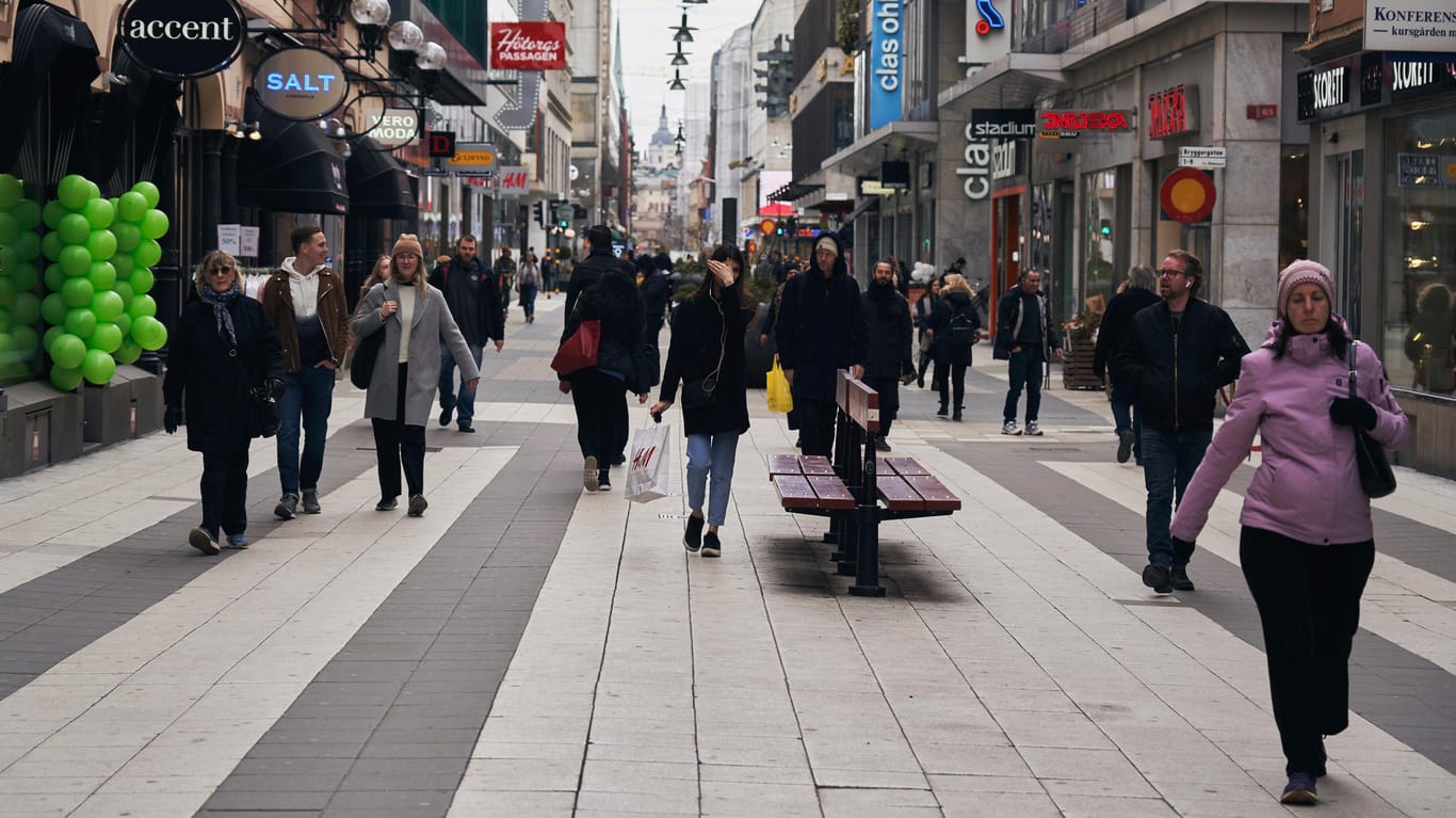Fußgängerzone in Stockholm: Die Geschäfte in Schweden sind weiterhin geöffnet.