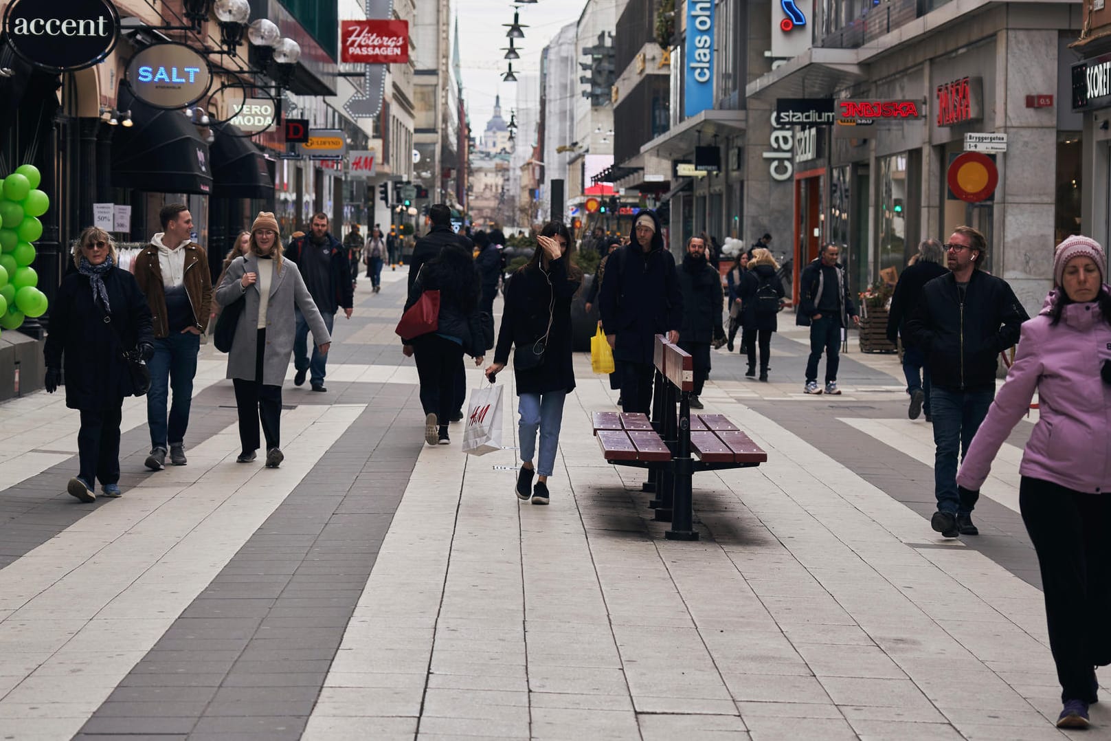 Fußgängerzone in Stockholm: Die Geschäfte in Schweden sind weiterhin geöffnet.