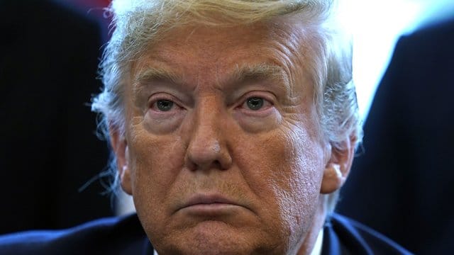Trump hatte das Virus noch bis vor einem Monat als einen Scherz abgetan, der den USA nichts anhaben könne. Trump hatte das Virus noch bis vor einem Monat als einen Scherz abgetan, der den USA nichts anhaben könne.