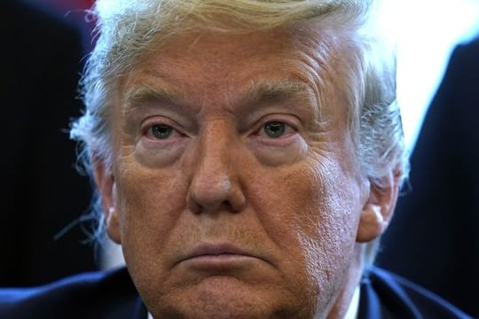 Trump hatte das Virus noch bis vor einem Monat als einen Scherz abgetan, der den USA nichts anhaben könne.