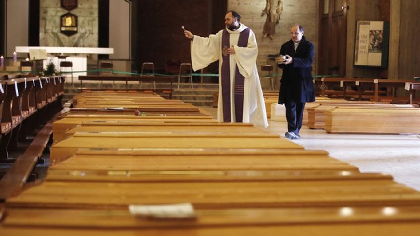 Ein Priester segnet Särge in Seriate, einer Gemeinde in der italienischen Provinz Bergamo.