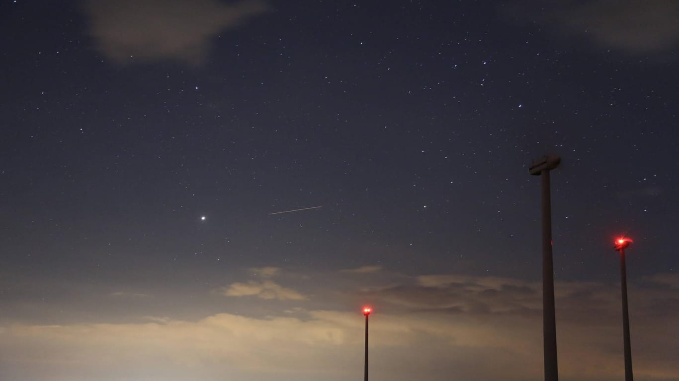 Nachthimmel über Deutschland: Am Samstagabend dachten viele Menschen an Ufos, weil eine Armada von "Starlink"-Satelliten zu sehen war. (Symbolfoto)