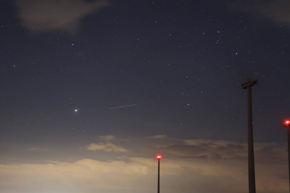 Nachthimmel über Deutschland: Am Samstagabend dachten viele Menschen an Ufos, weil eine Armada von "Starlink"-Satelliten zu sehen war. (Symbolfoto)