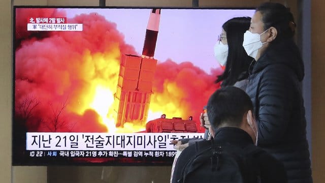 Ein Fernseher in Seoul zeigt einen Raketenstart in Nordkorea.