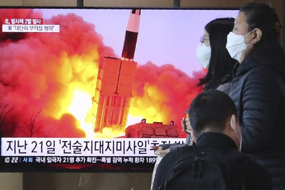 Ein Fernseher in Seoul zeigt einen Raketenstart in Nordkorea.